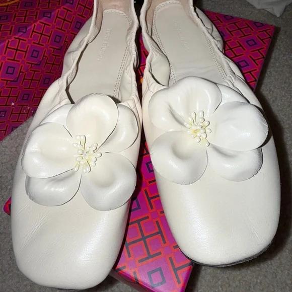 Tory Burch Ivory Flower Scrunch Ballet Flats - Picture 5 of 5